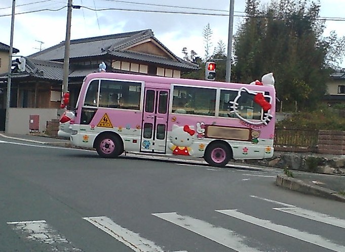 キャラクターがお出迎え これなら毎日楽しそう 幼稚園バス 特装車 特殊車 働く車は好きですか